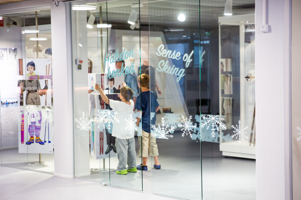 Asiakkaita Hiihdon henkeä näyttelyssä.