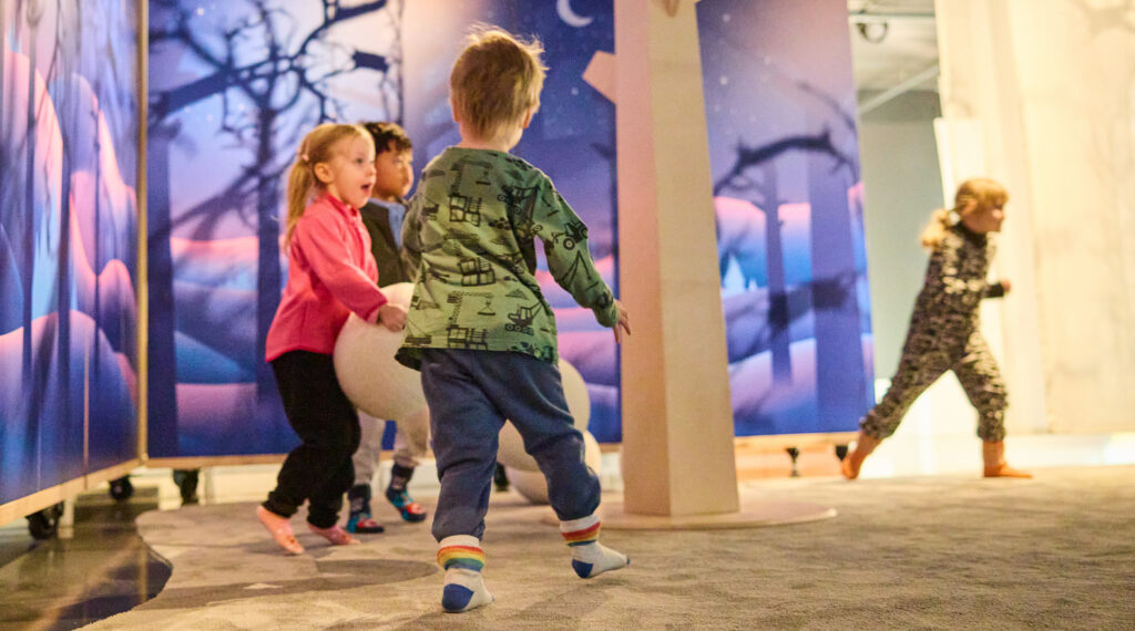 Lapset leikkivät Hiihtomuseon L.U.M.I.-näyttelyssä.