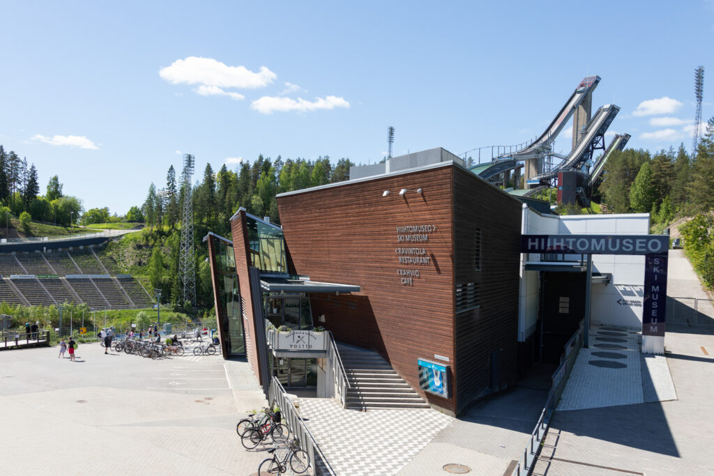 Ilmakuva Hiihtomuseon ulkopuolelta. Taustalla Lahden hyppyrimäet.