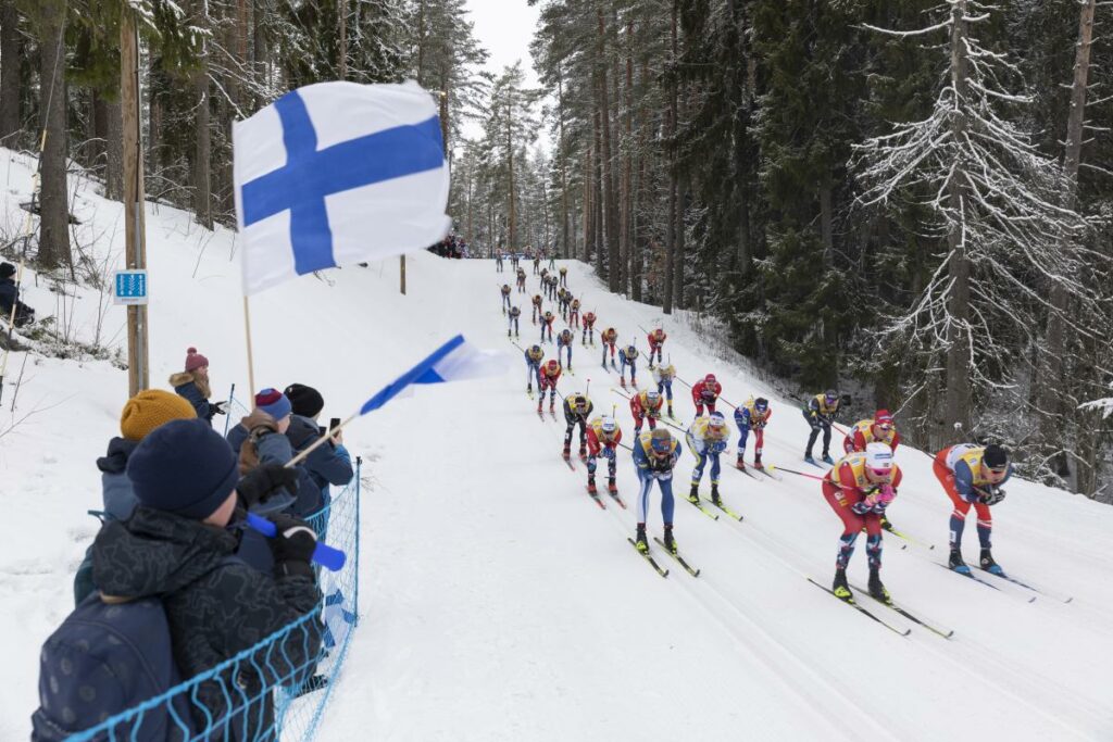 Hiihtäjiä ladulla Salpausselän kisoissa.