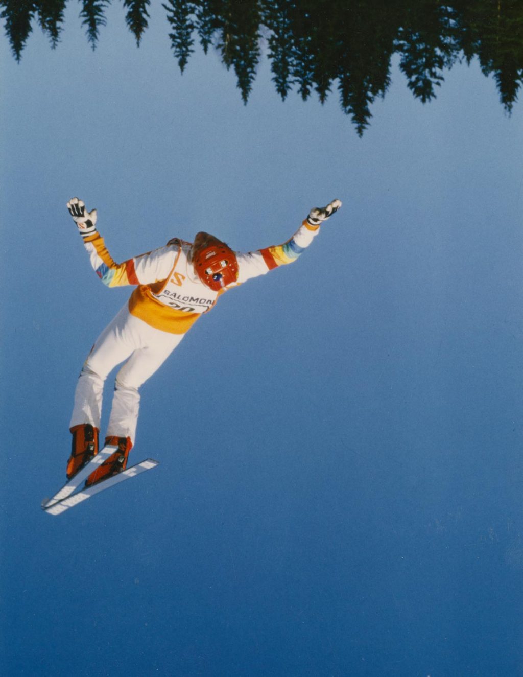 Freestyle hiihtäjä hyppää ilmassa ylösalaisin