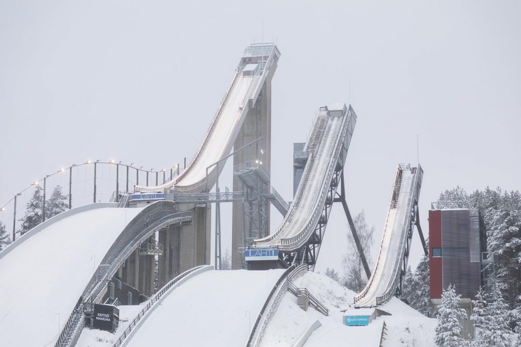 Lumiset hyppyrimäet.