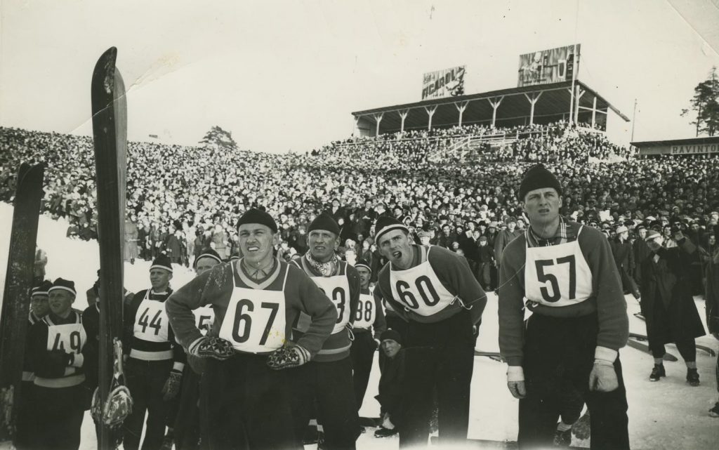 Mäkihyppääjiä ja kisayleisöä Lahden MM-kisoissa 1958.