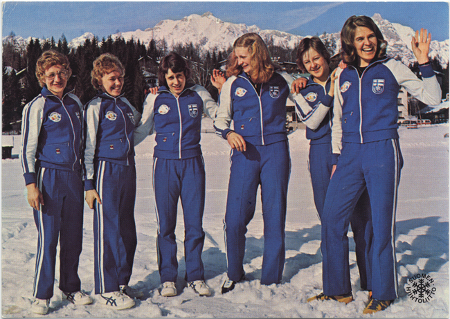 Suomen maajoukkueen naishiihtäjiä edustusasuissaan Innsbruckin olympialaisissa vuonna 1976.