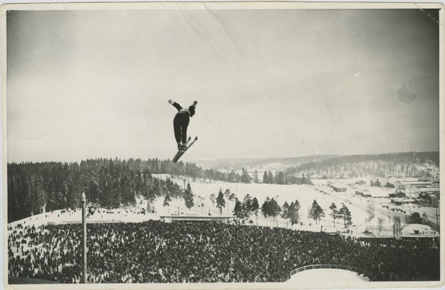 Mäkihyppääjä hyppää Lahden vanhasta puumäestä Salpausselän kisoissa 1940-luvulla. 