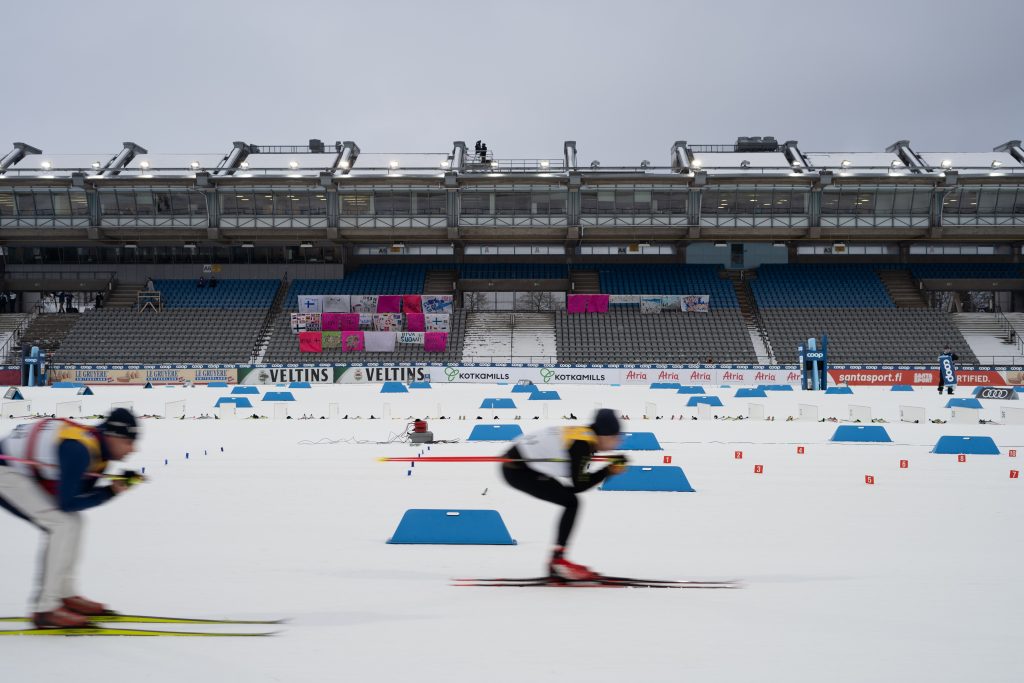 Hiihtäjiä Lahden hiihtostadionilla. Takana oleva katsomo on tyhjä koronapandemian vuoksi.