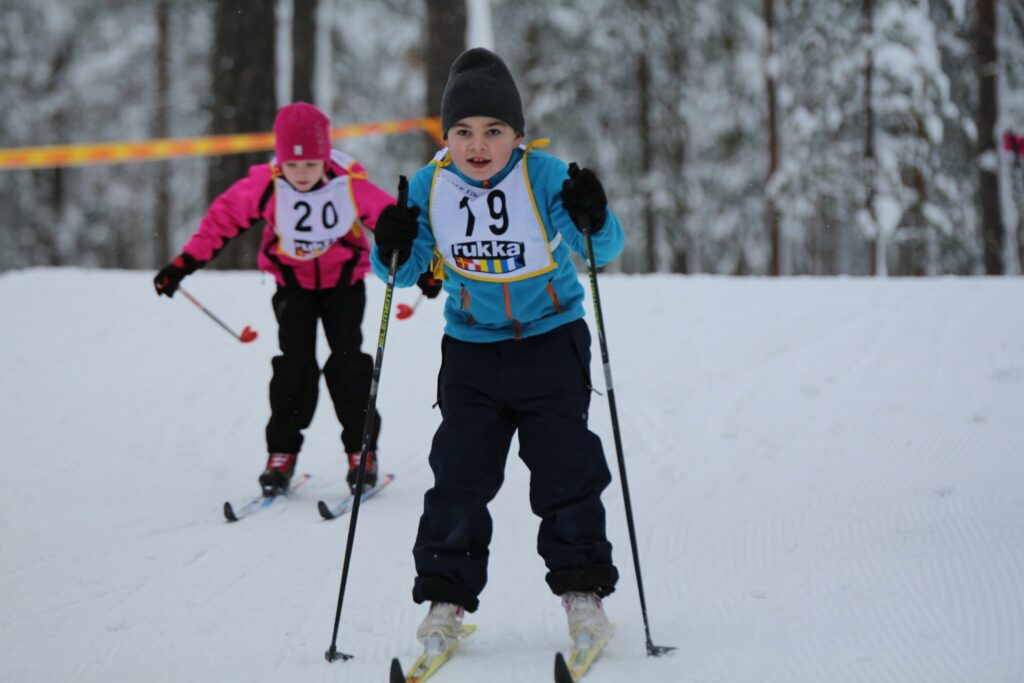 Lapsia hiihtämässä Lasten Finlandia -taphtumassa.