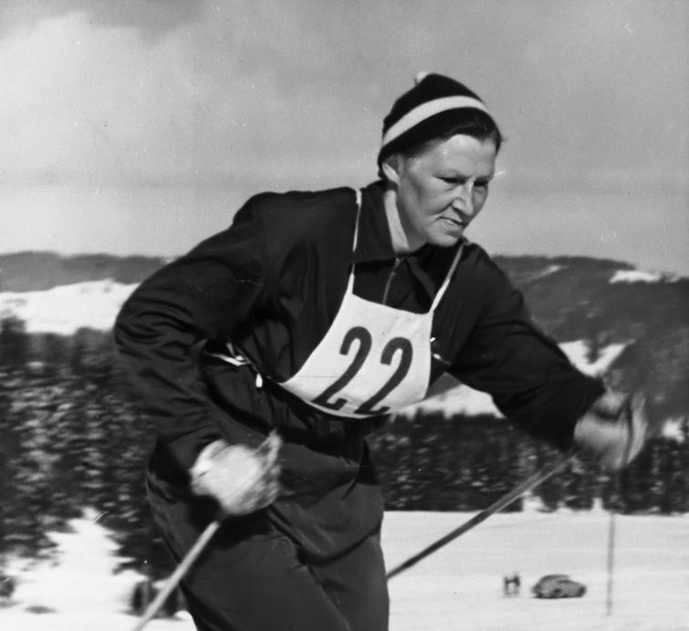 Mustavalkoinen valokuva hiihtäjästä talvisessa maisemassa.